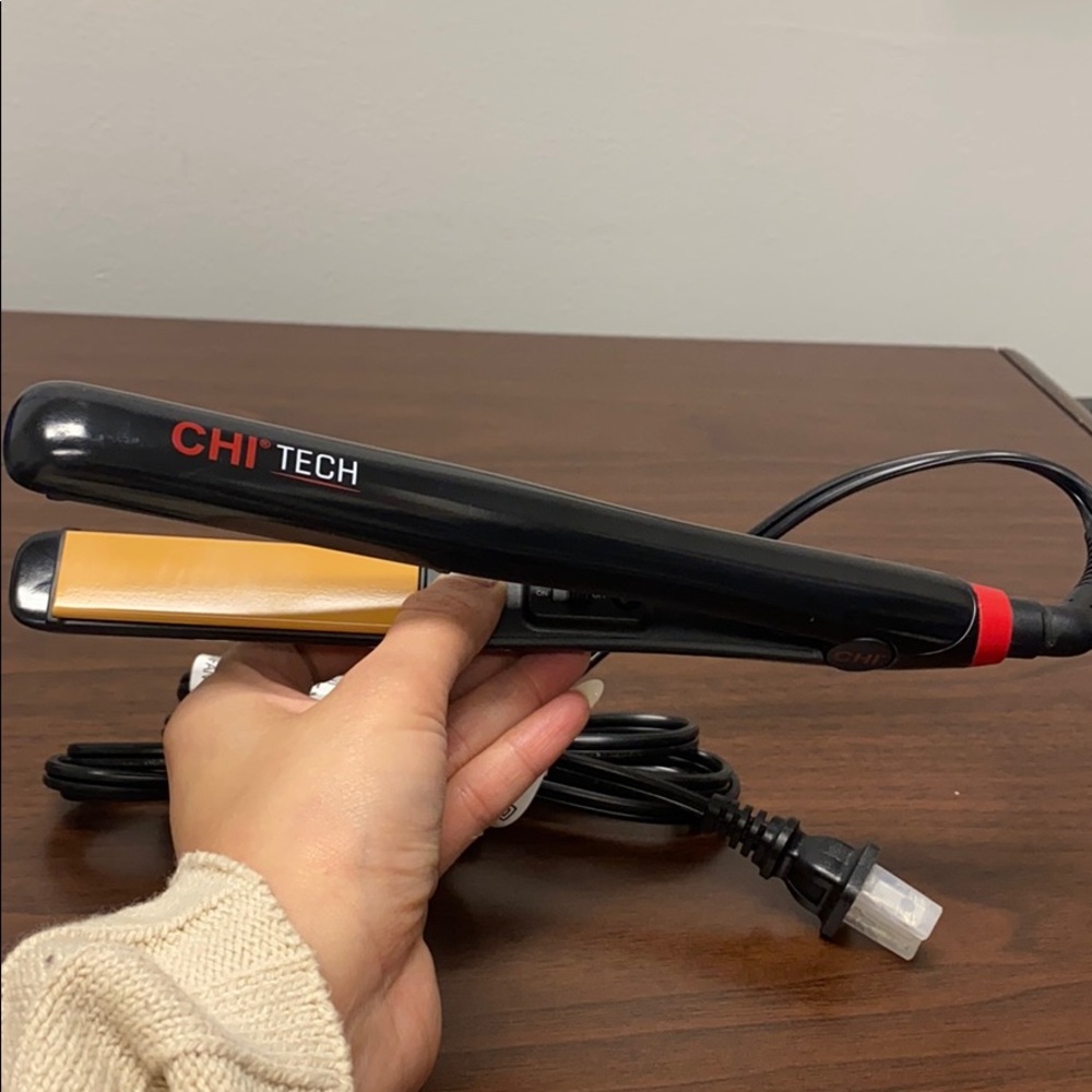 SOLD 🛑 CHI TECH 3/4” travel ceramic flat iron